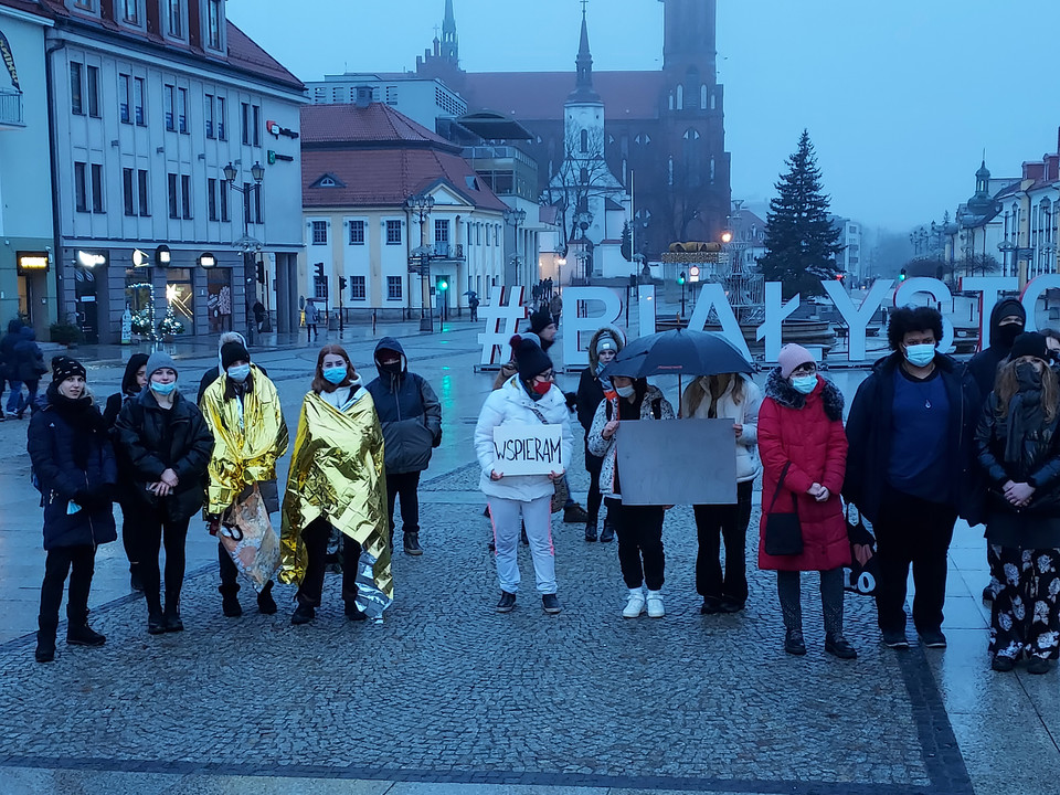 Protest młodzieży przeciw niehumanitarnemu traktowaniu uchodźców na granicy z Białorusią, Białystok 2.01.2022 