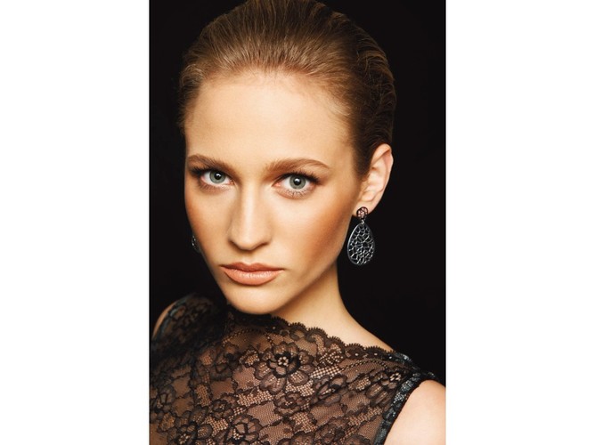 Aleksandra Kuligowska w zimowej sesji APART.