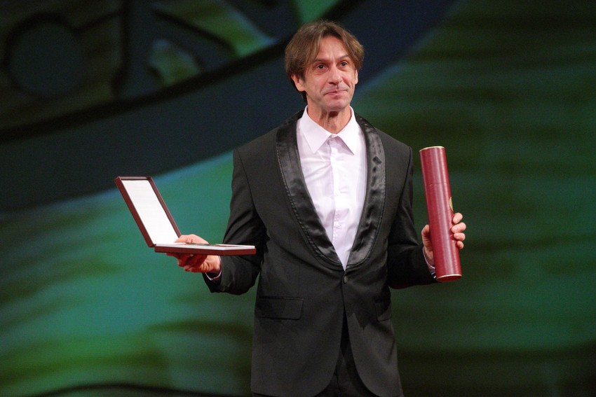 Slobodan Beštić sa nagradom "Raša Plaović"