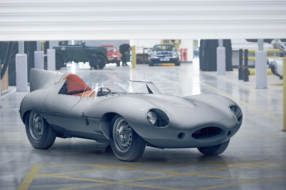 Roadster Jaguar D-Type z 1955 roku to jedno z 87 takich aut stworzonych przez firmę Jaguar Cars. Egzemplarz sprzedany za 21,78 mln dolarów wygrał w 1956 roku 24-godzinny wyścig Le Mans