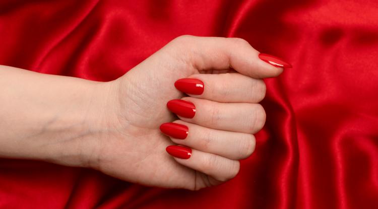 A piros köröm örök divat Fotó: Getty Images