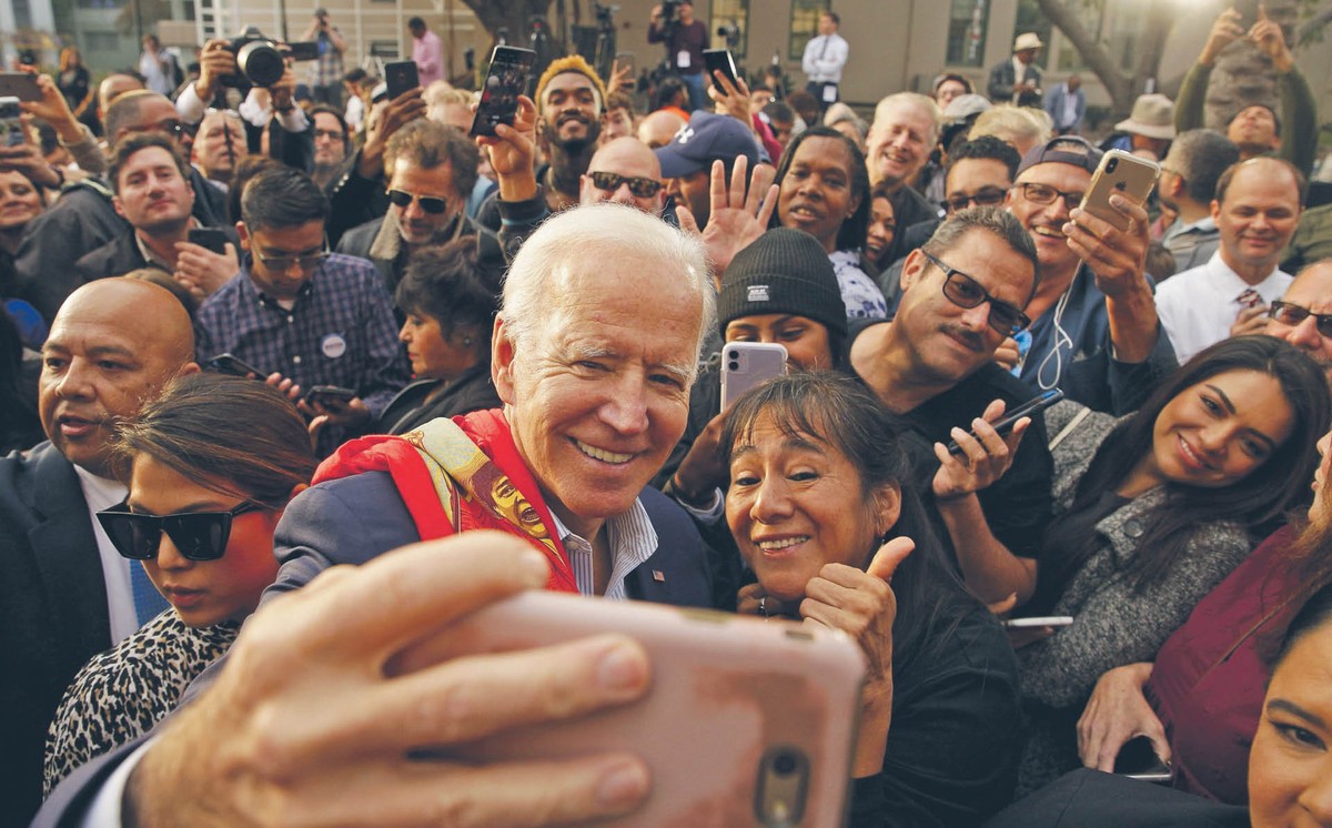 Joe Biden na spotkaniu z wyborcami w Kalifornii