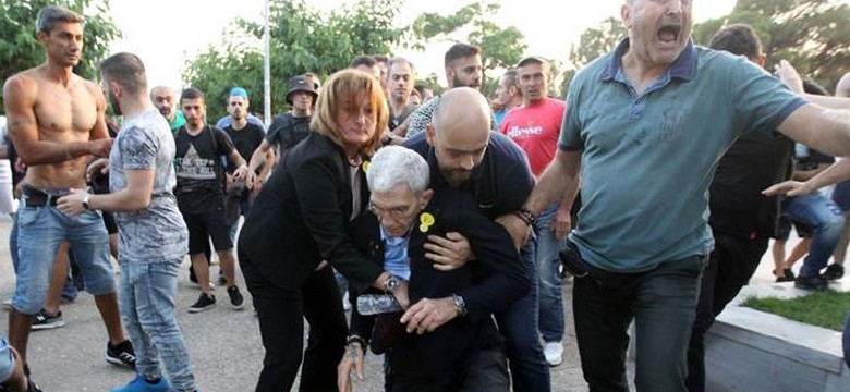 Pobicie 75-letniego burmistrza. Premier Grecji: Ultraprawicowe zbiry poniosą konsekwencje. Ale niektórzy politycy... gratulują napastnikom