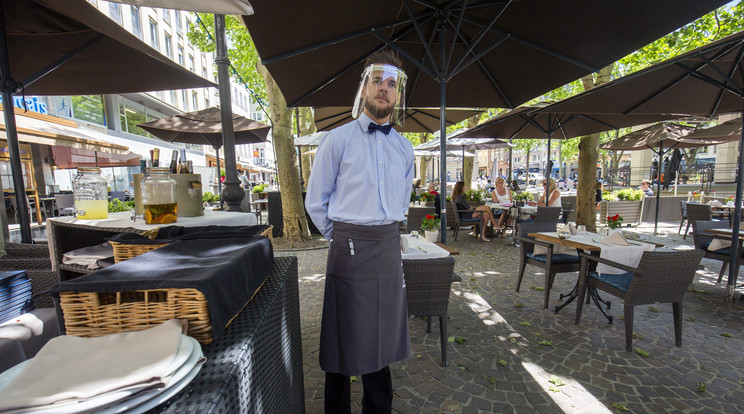 Egy étterem vendégeire támadt Luxemburgban egy ottani lakos a láncfűrészével. /Fotó:MTI/EPA