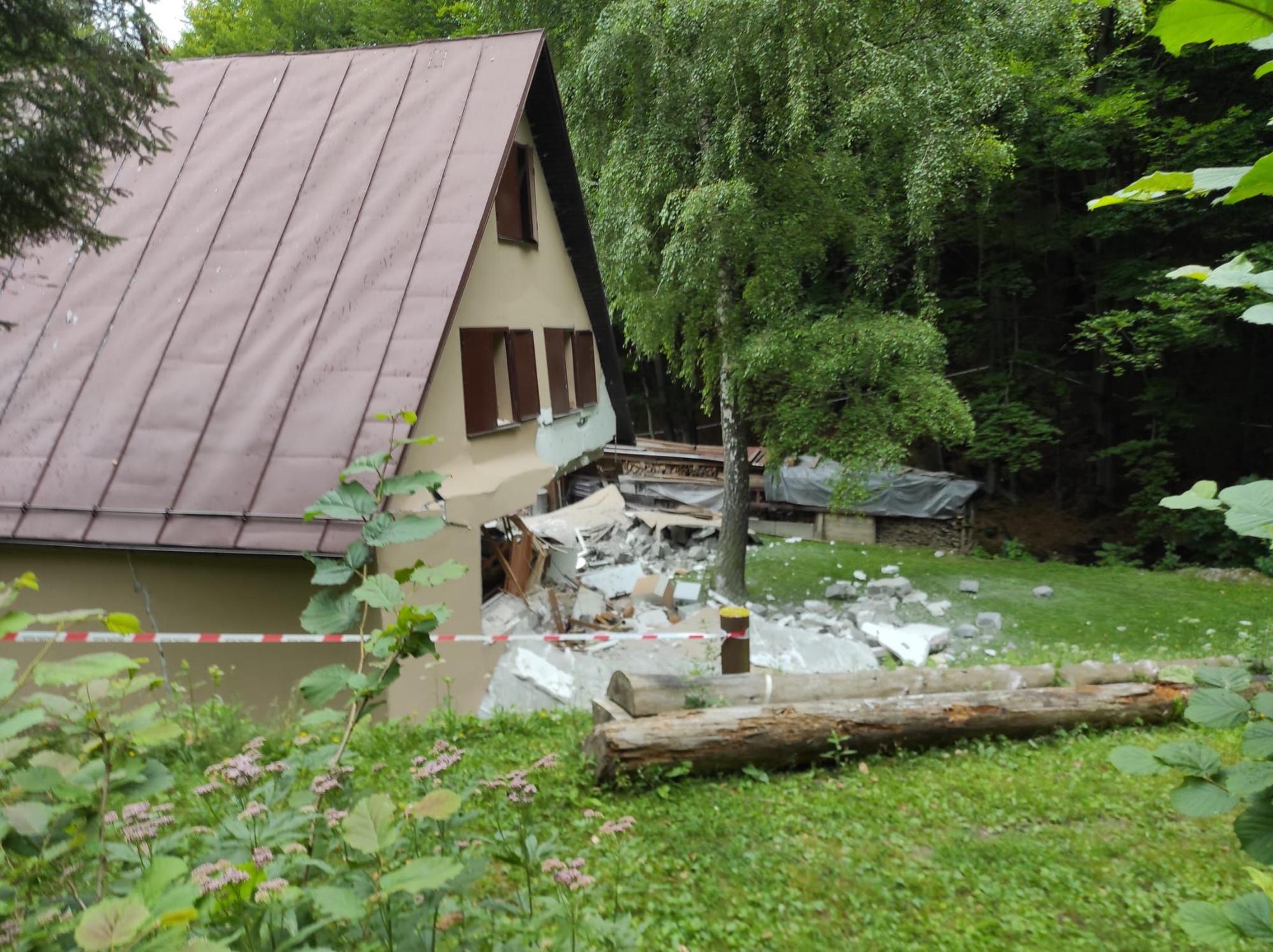 Na chate v Lehote pod Vtáčnikom v okrese Prievidza malo dôjsť k výbuchu plynu.