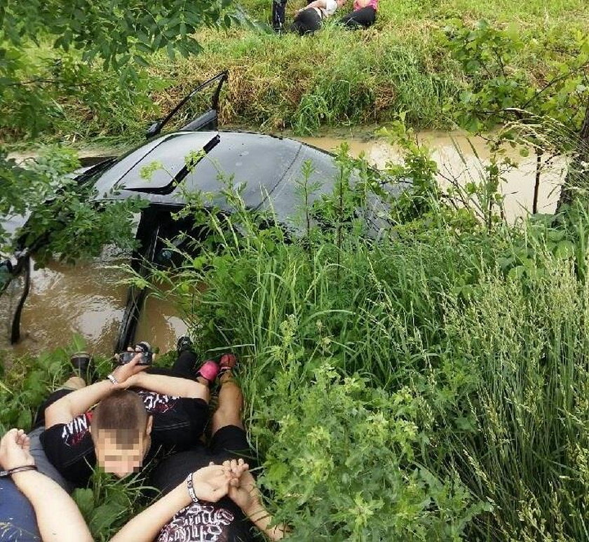 BMW wpadło do wody podczas ucieczki przed policją. W środku była grupa nastolatków