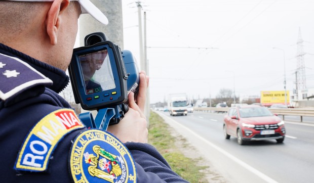 Rumunski policajac sa radarom