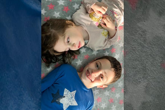 (FOTO) Jakov (8) pešačio od Kragujevca do Beograda da prikupi sredstva za bolesnu sestru: Skupio 24.000, fali još 26.000 evra