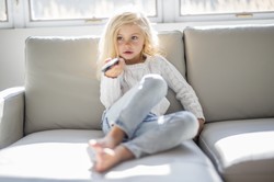 Ograniczaj, kto może! Odkryto związek między oglądaniem telewizji w dzieciństwie i problemami z metabolizmem w dorosłym życiu...