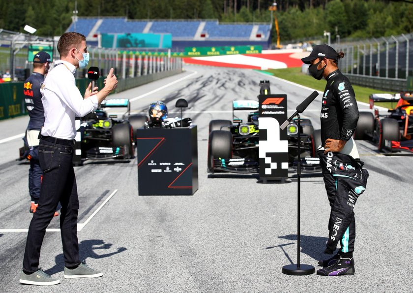 W taki sposób Brytyjczyk Lewis Hamilton (z prawej) udzielał wywiadu po sobotnich kwalifikacjach