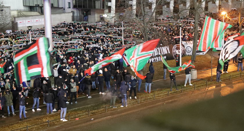 Wirus szaleje, a na Łazienkowskiej tłumy kibiców. Zapomnieli o dystansie