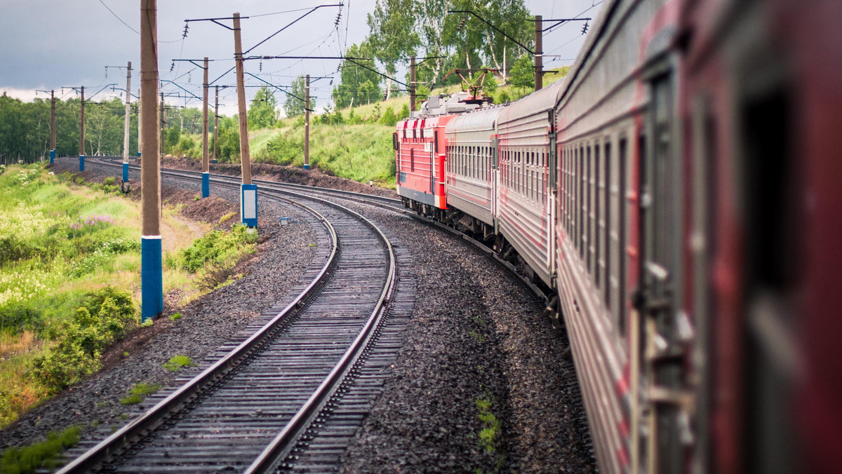 Jak wygląda podróż koleją transsyberyjską? Kogo można spotkać i jakie historie usłyszeć podczas podroży? Czy stereotypy są nadal aktualne czy to tylko zwykła przejażdżka pociągiem na bardzo długim odcinku?