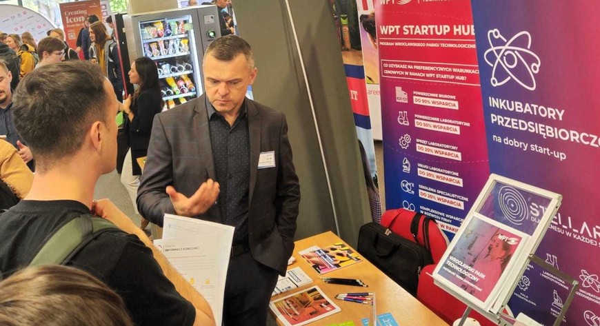 Program oferuje bezpłatne konsultacje biznesowe, technologiczne oraz prawne. Dodatkowo WPT wspiera marketingowo uczestników, pomagając im zyskać rozpoznawalność i przyciągnąć inwestorów.