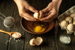 Jajecznica dziwnie smakuje? Ten błąd podczas smażenia popełniany jest najczęściej