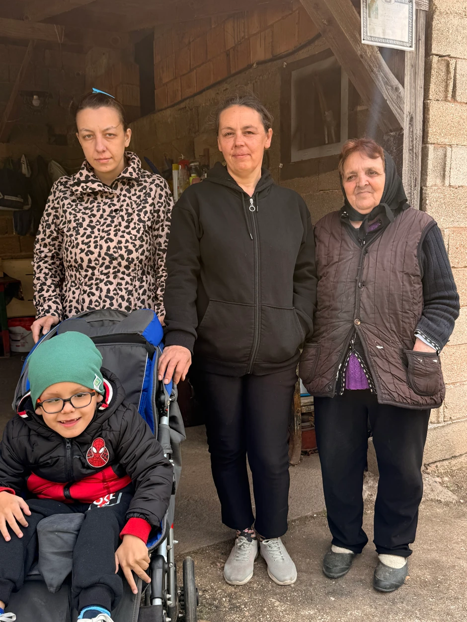 Jovan sa majkom, bakom i prabakom