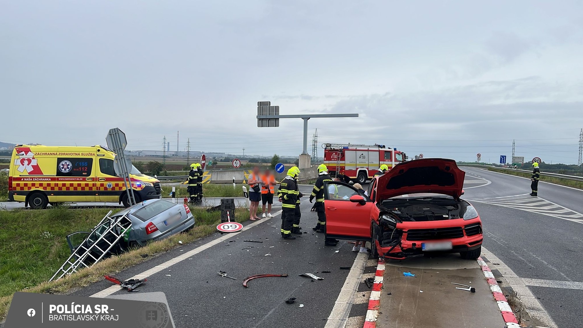 Polícia vyšetruje nehodu na križovatke diaľnic D2 a D4.