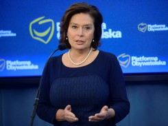 Źle dobrana sukienka powiększyła biust Kidawy-Błońskiej do monstrualnych rozmiarów