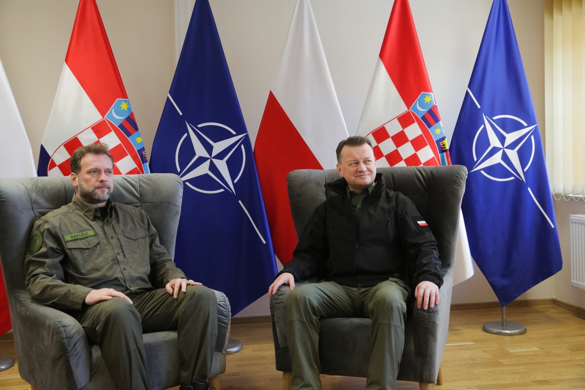 Bemowo Piskie, 27.02.2023. Wicepremier, minister obrony narodowej Mariusz Błaszczak (P) oraz minister obrony narodowej Chorwacji Mario Banozić (L) podczas spotkania, 27 bm. w Ośrodku Szkolenia Poligonowego Wojsk Lądowych w Bemowie Piskim. (sko) PAP/Tomasz Waszczuk