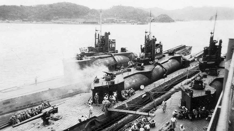 Japońskie „podwodne lotniskowce” zdobyte przez Amerykanów (od prawej): I-400, I-401 i I-14. Jednostki typu sentoku były największymi okrętami podwodnymi zbudowanymi podczas drugiej wojny światowej.