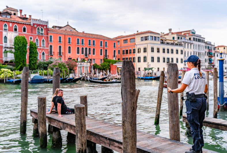 W Wenecji obowiązuje wiele zakazów, np. nie wolno siadać na pomostach