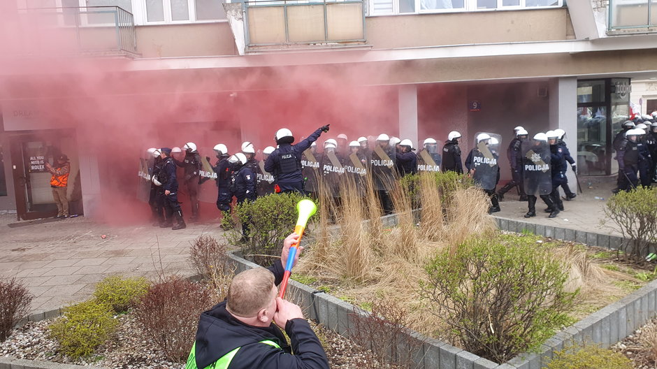 Policja przed Sejmem w trakcie starć z protestującymi rolnikami