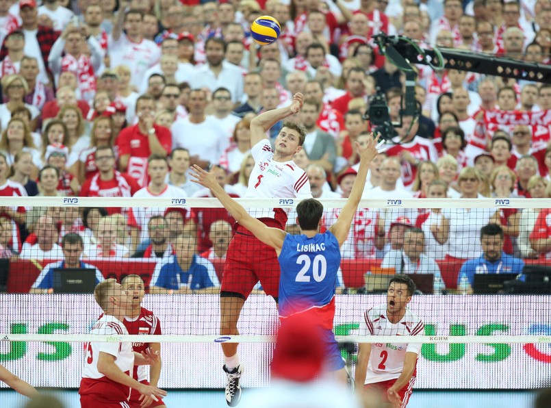 Na Stadionie Narodowym w Warszawie „Biało-czerwoni” wygrali pierwszy mecz turnieju w obecności blisko 70 tysięcy widzów - to rekordowa widownia na meczu siatkówki.