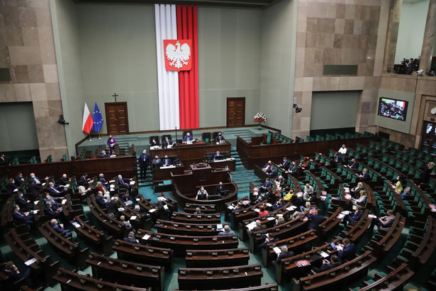 Posłowie na sali obrad Sejmu w Warszawie