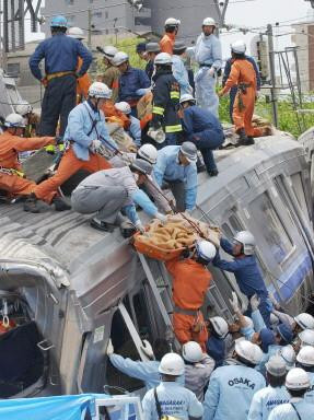 Katastrofa kolejowa w Japonii / 21.jpg