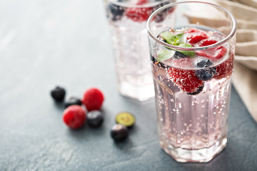 Jeśli komuś nie smakuje zwykła woda, może do niej dodać kawałki ulubionych owoców
