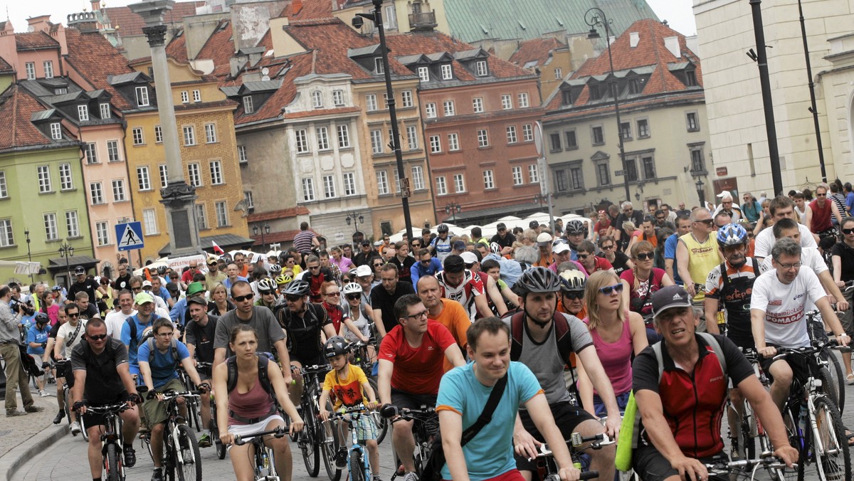 Ostrą wymianą zdań i przepychankami rozpoczął się rowerowy rajd w stolicy na placu Zamkowym. Spór rozgorzał między cyklistami a Stowarzyszeniem Solidarni 2010. Było groźnie. Czasem dochodziło nawet do rękoczynów.