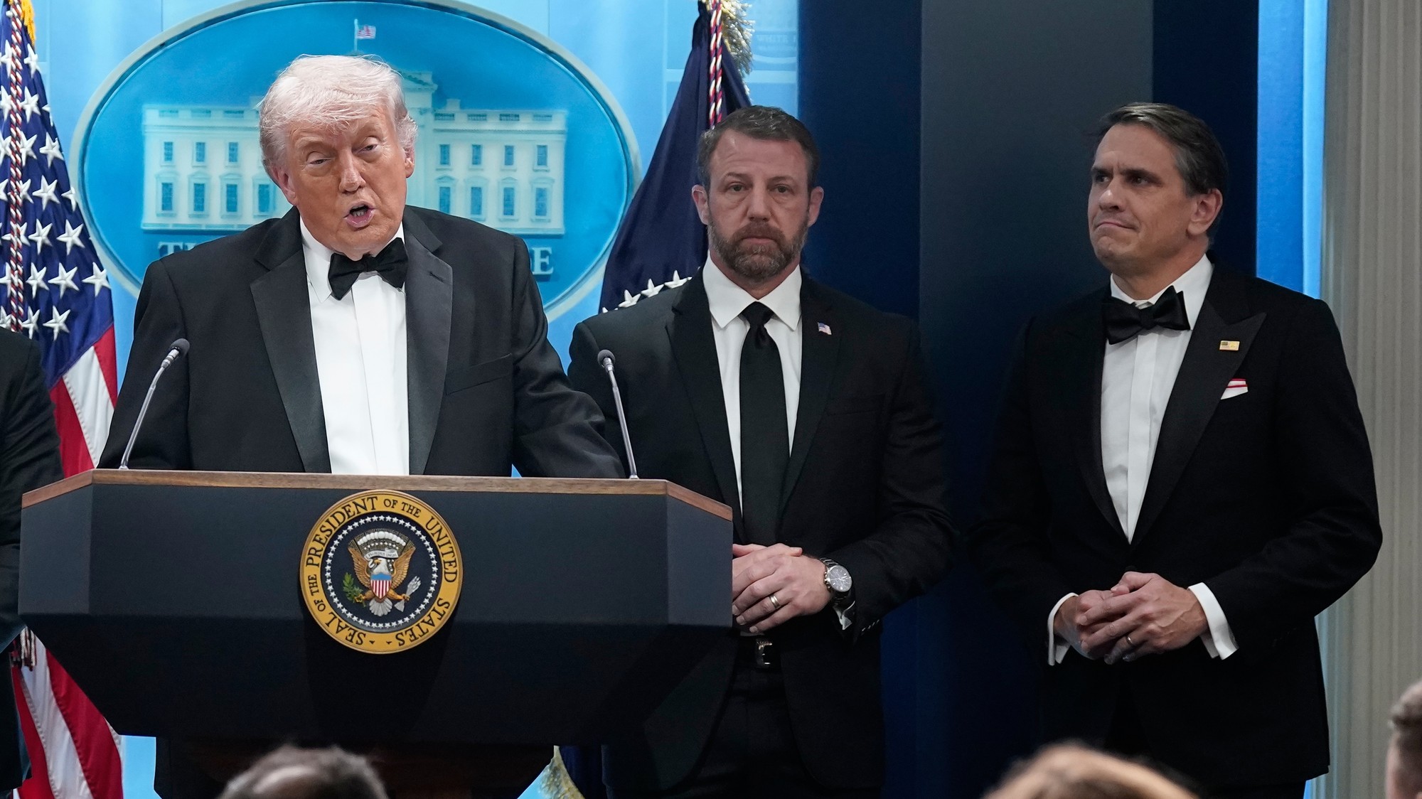 Prezident USA Donald Trump, minister vnútornej bezpečnosti Markwayne Mullin a úradujúci generálny prokurátor Todd Blanche.