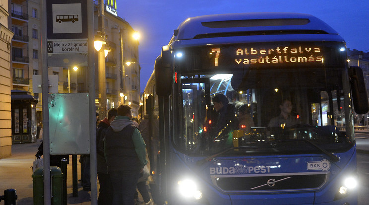 Utasok szállnak fel a 7-es autóbuszra a Móricz Zsigmond körtéren /Fotó: MTI/Illyés Tibor