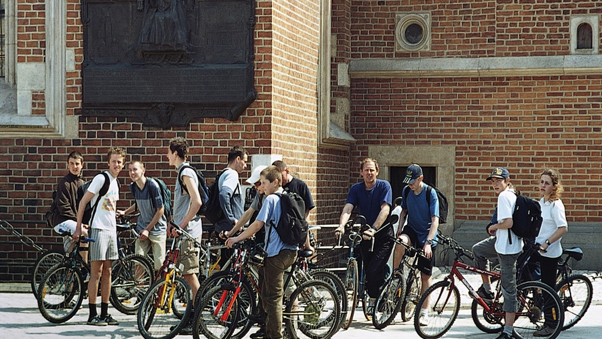 Brak dogodnych tras między poszczególnymi rejonami Krakowa, złe wjazdy i zjazdy z dróg dla cyklistów, niewystarczająca ilość stojaków - to główne problemy, jakie wskazali krakowscy rowerzyści biorący udział w badaniu "Czego pragną rowerzyści".