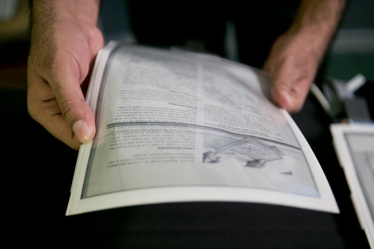 10,7-calowy tablet z elastycznego papieru. Czy tak wkrótce będą wyglądały gazety?