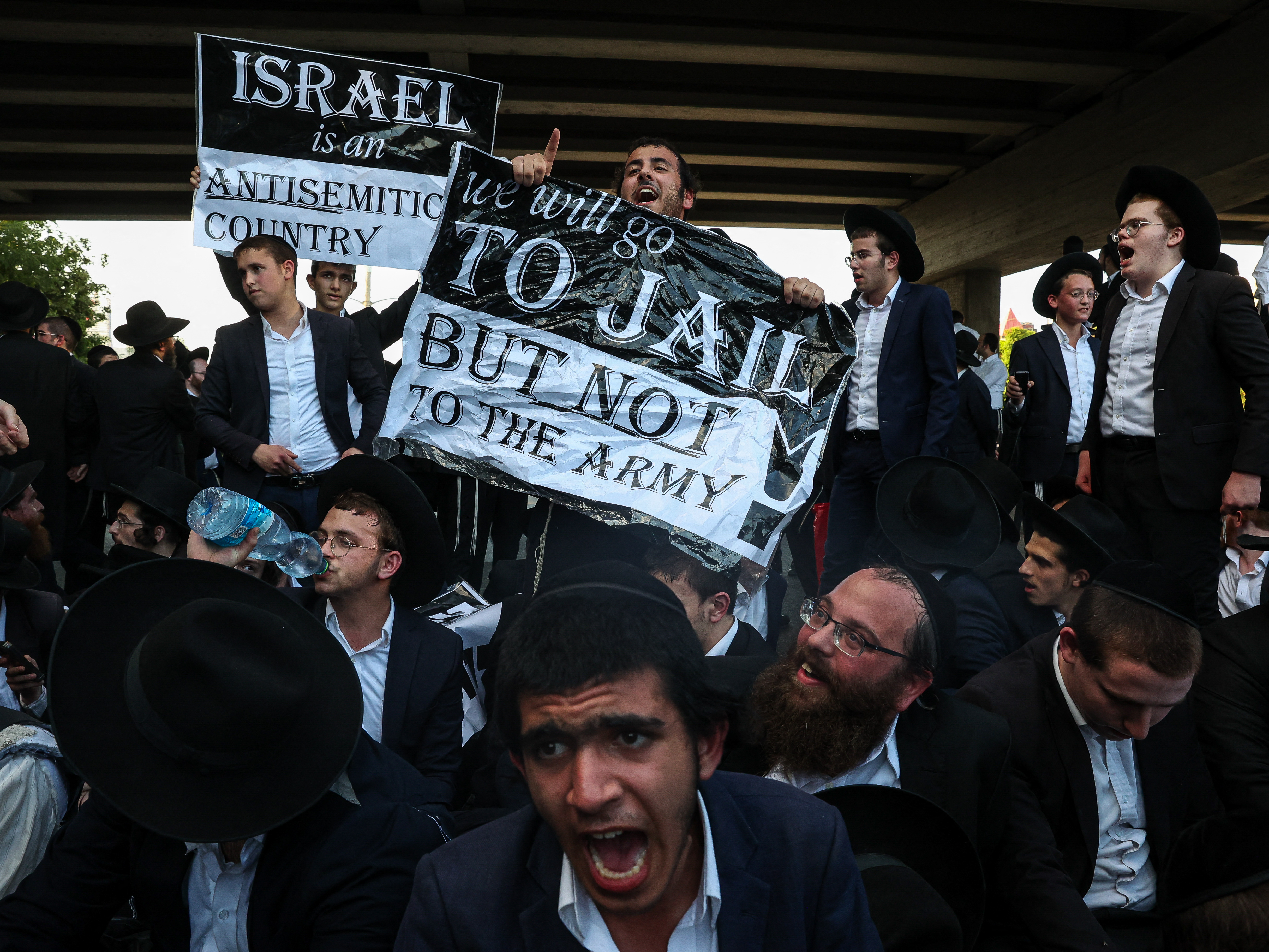 Netanyahu visita tropas ultraortodoxas en crisis coalición
