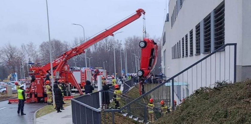 Jak w ogóle do tego doszło?! Starsza kobieta zrobiła to przy szpitalu. Ludzie osłupieli 