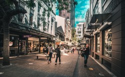 Rząd tego kraju przyznaje, że wyeliminowanie koronawirusa jest niemożliwe i łagodzi restrykcje