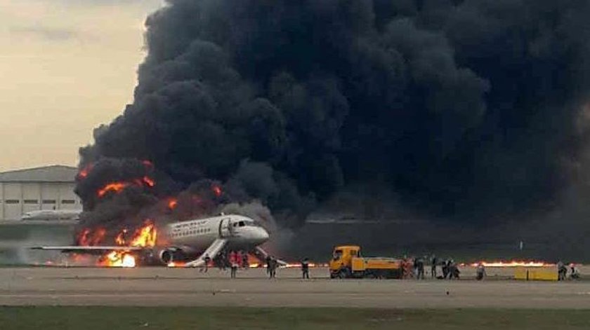 Płonący samolot lądował w Moskwie. 41 ofiar śmiertelnych