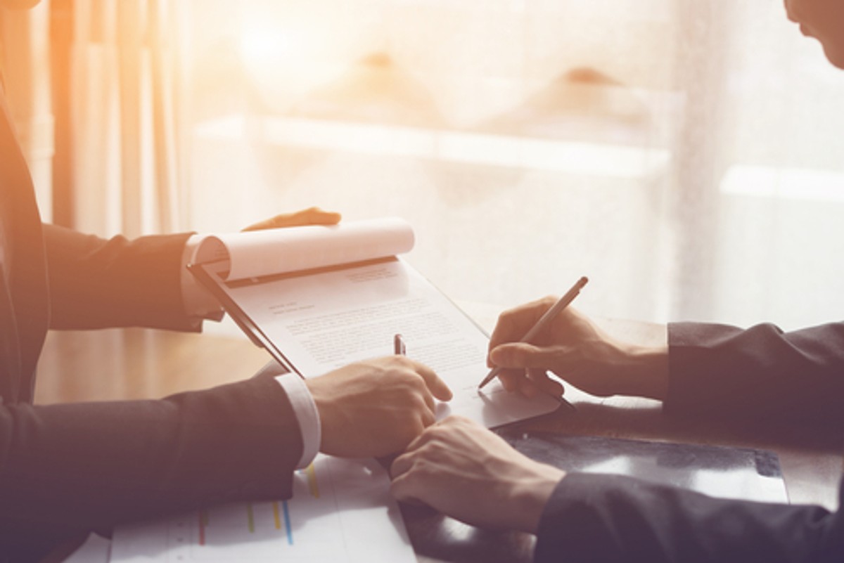 umowa, praca, długopis, biuro/fot. Shutterstock