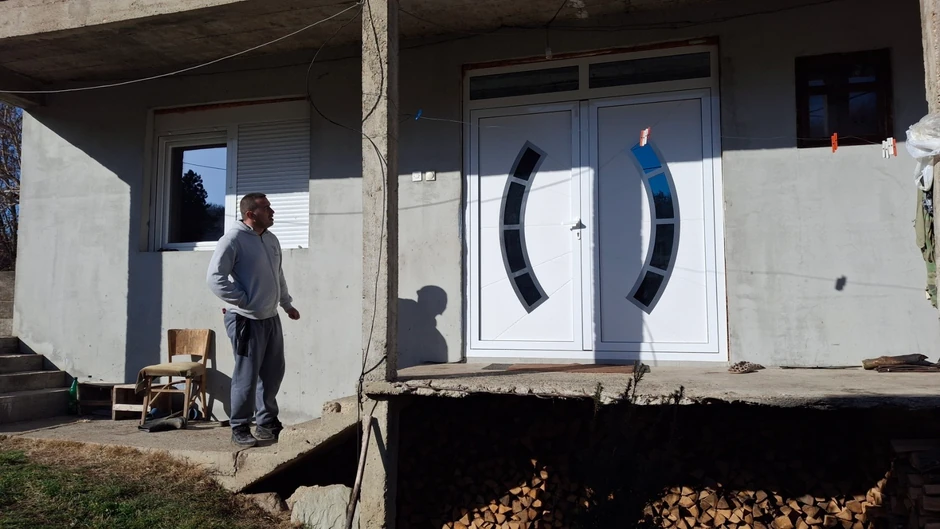 Rođak kaže da je S.L. udaren sekirom čim je otvorio vrata