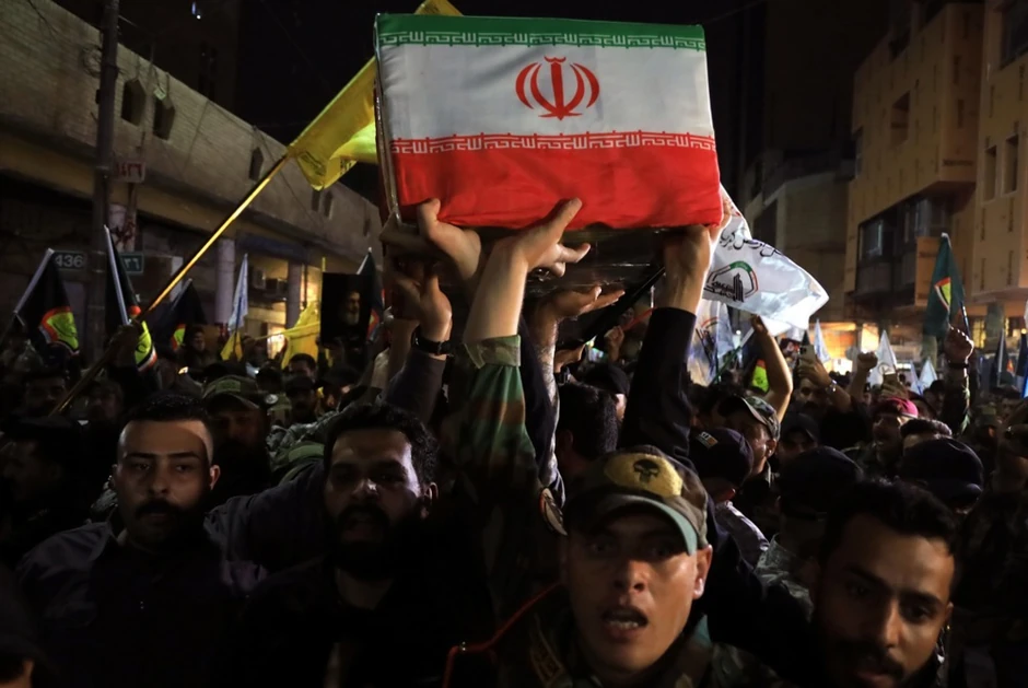 Pripadnici iračkih Narodnih mobilizacionih snaga nose kovčeg sa generalom Iranske revolucionarne garde Abasom Nilforušanom koji je ubijen u izraelskom napadu 27. septembra 2024. zajedno sa liderom Hamasa Hasanom Nasralahom