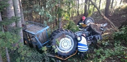 Traktor spadł ze skarpy i zatrzymał się na drzewie. Rolnik w szpitalu