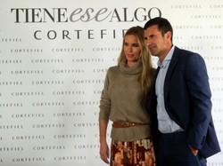 Trudno stwierdzić, które z nich wygląda lepiej... Luis Figo z żoną promują sklep odzieżowy. FOTO