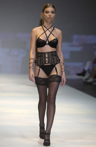 Pokaz bielizny na tygodniu mody w Hongkongu