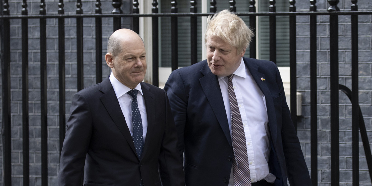 Niemiecki kanclerz Olaf Scholz (od lewej) i brytyjski premier Boris Johnson podczas spotkania w Londynie 8 kwietnia 2022 r.