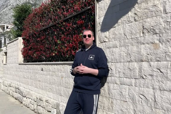 "Poznati pevač je gej! Sa dečkom, ženom i decom letuje u istom hotelu u Crnoj Gori, POSTOJE SNIMCI" Crnogorski voditelj izneo šok detalje: "Izbiće skandal"