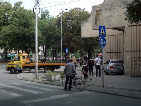Sleteo sa kolovoza i udario u zgradu