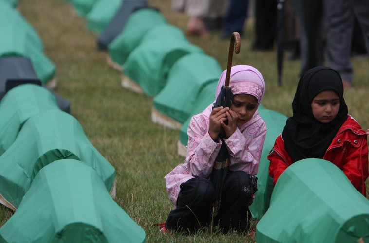 Pogrzeb ofiar masakry z wioski niedaleko miasta Prijedor, 23 lipca 2008 roku