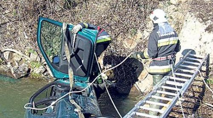 Autójával zuhant a megáradt patakba