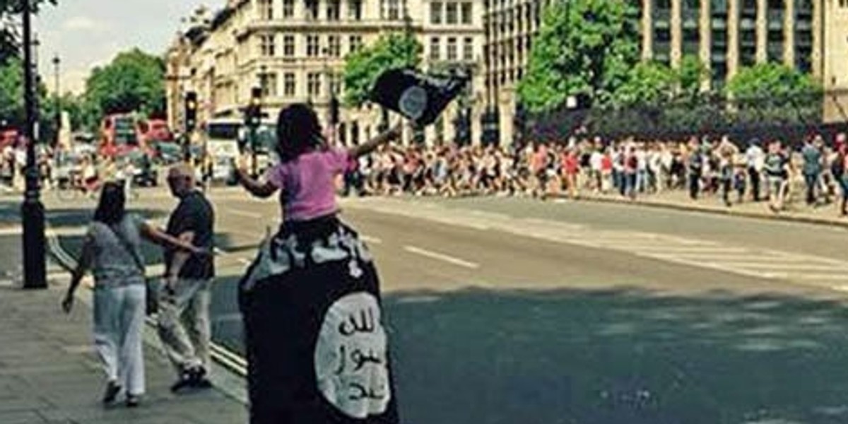 Spacerował po Londynie z ogromną flagą isis